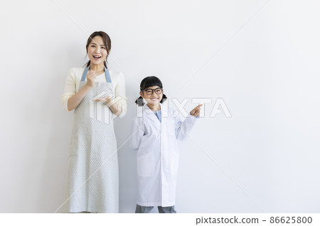 實驗室外套的女孩和家庭主婦 86625800
