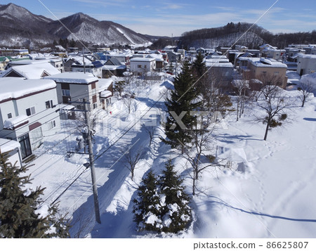 Residential area the day after heavy snowfall (aerial view) 86625807