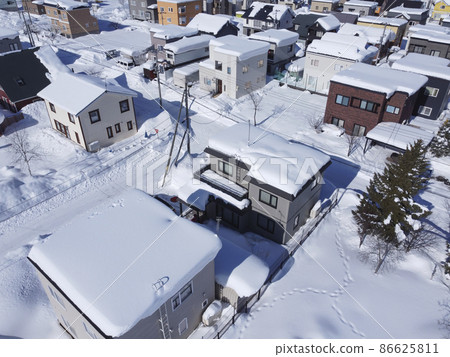 大雪後第二天的屋頂(鳥瞰圖) 大雪後第二天的屋頂(鳥瞰圖) 86625811