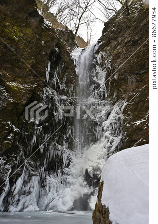 Freezing of the famous waterfall "Jintsu Falls" in Kamiyama Town, Tokushima Prefecture, Shikoku 86627934