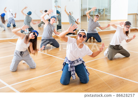 Teens hip hop dancers posing on knees Teens hip hop dancers posing on knees 86628257