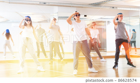 Teenagers training hip hop in dance studio Teenagers training hip hop in dance studio 86628574
