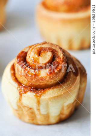 Freshly baked caramel cinnamon bun. Close up. Freshly baked caramel cinnamon bun. Close up. 86629611