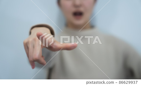 Young woman who hits anger 86629937