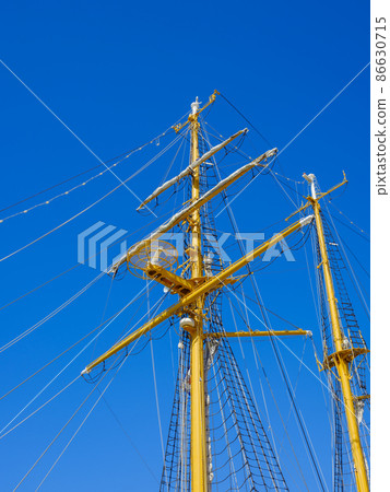 在晴朗的天氣裡閃耀的船桅的形象 在晴朗的天氣裡閃耀的船桅的形象 86630715