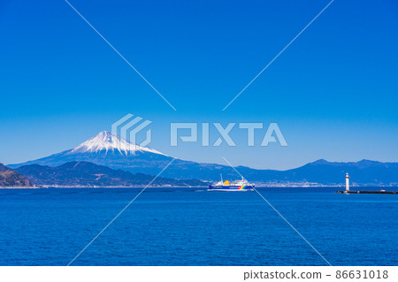 (靜岡縣)以富士山為背景的清水港出發的駿河灣渡輪 (靜岡縣)以富士山為背景的清水港出發的駿河灣渡輪 86631018