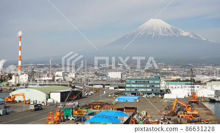 富士市街景<27>(從可以看到富士和港口的公園展望台看到的富士山和富士市) 富士市街景<27>(從可以看到富士和港口的公園展望台看到的富士山和富士市) 86631228