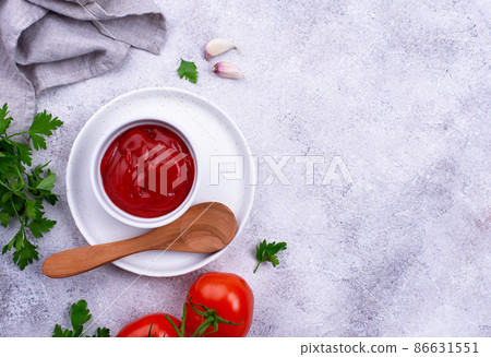 Fresh homemade tomato sauce with garlic 86631551