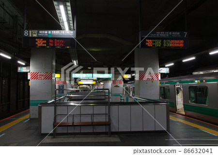 午夜……在埼京線赤羽站的月台上,末班車即將駛離車站。 午夜……在埼京線赤羽站的月台上,末班車即將駛離車站。 86632041