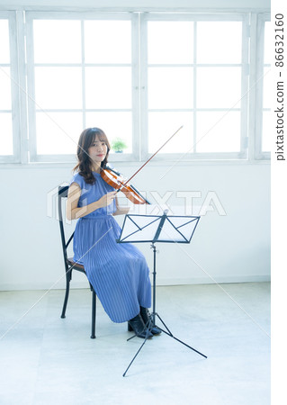 小提琴女 小提琴女 86632160