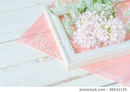 Pale pink and white spring flowers and frame background 86632195