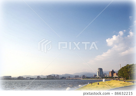 [Painting style] Evening view of Lake Shinji on a day when the wind blows and the waves are high ... Matsue City, Shimane Prefecture (fine weather) 86632215