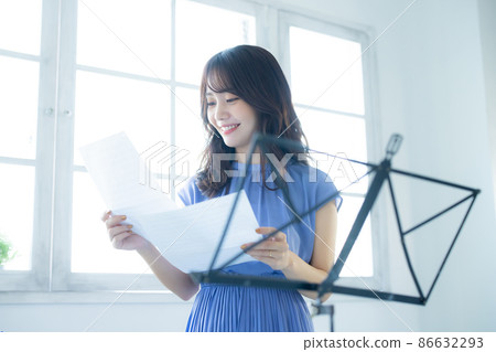 樂譜架女 樂譜架女 86632293