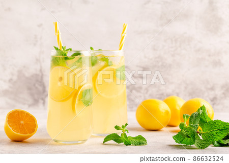 Lemonade with lemon, mint and ice cubes in glass 86632524