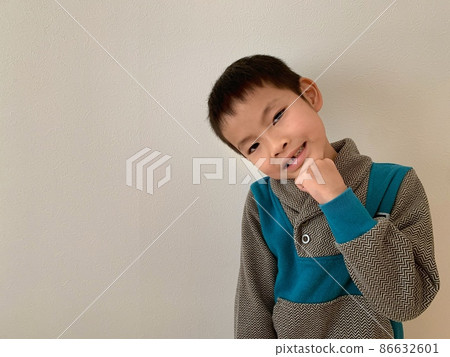 歪著頭微微一笑的可愛男孩 86632601