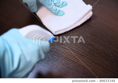 Wiping image of flooring using rubber gloves and spray Wiping image of flooring using rubber gloves and spray 86633148