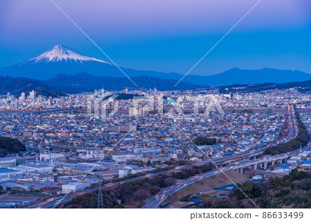（靜岡縣）靜岡市東名高速公路的城市景觀和富士山 86633499