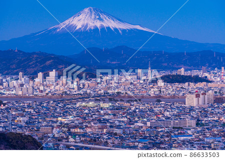 （靜岡縣）靜岡市東名高速公路的城市景觀和富士山 86633503