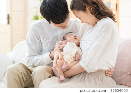 Baby family hugged by mom and sleeping 86634003