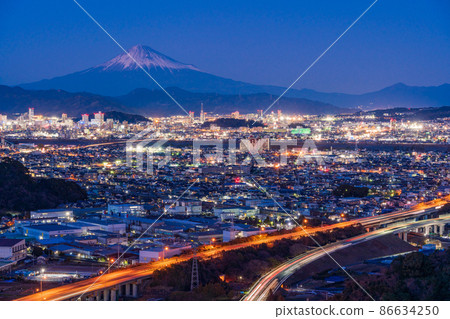 （靜岡縣）靜岡市街景、東名高速公路、富士山夜景 86634250