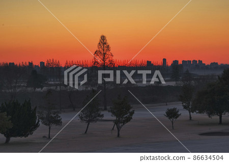Riverbed golf course waiting for the rising sun Riverbed golf course waiting for the rising sun 86634504