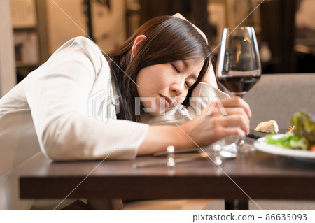A woman who gets drunk and sleeps at a restaurant 86635093
