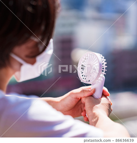 方便的風扇 不帶面具的方便風扇 [夏季圖片] 86636639