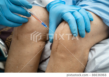 Asian doctor inject Hyaluronic acid platelet rich plasma into the knee of senior woman to walk without pain. Asian doctor inject Hyaluronic acid platelet rich plasma into the knee of senior woman to walk without pain. 86636968