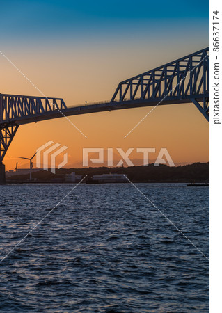 [Magic Hour Tokyo Gate Bridge and Mt. Fuji] 86637174