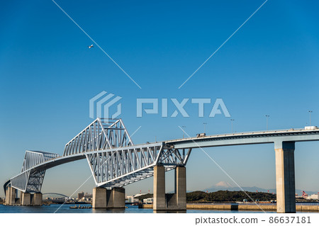【清晨的東京門大橋和富士山】 86637181