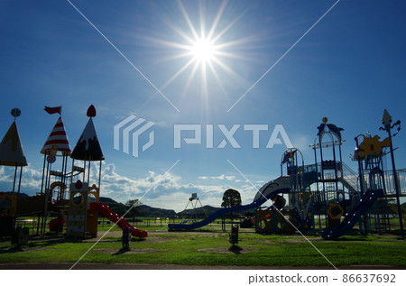 夏日藍天、陽光、白雲和遊戲裝置的公園風景 夏日藍天、陽光、白雲和遊戲裝置的公園風景 86637692