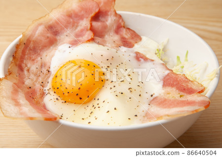 Bacon and egg bowl 86640504