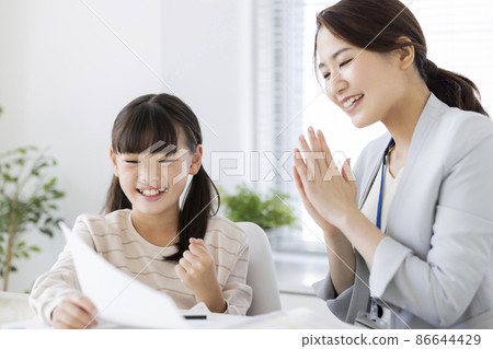 對補習班考試結果感到滿意的女小學生 對補習班考試結果感到滿意的女小學生 86644429