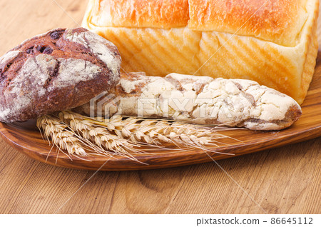 Bread served on a wooden plate Bread served on a wooden plate 86645112