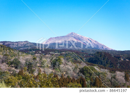 Mt. Takachiho seen from Kirishima Mythical Village Park 86645197