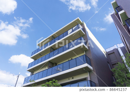 Exterior of the apartment and refreshing blue sky scenery _sky_b_17 86645237