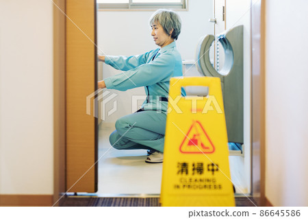 清潔廁所的女工作人員 86645586