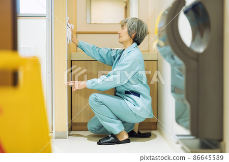 清潔廁所的女工作人員 86645589