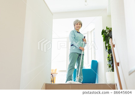 女員工用拖把打掃辦公室 86645604