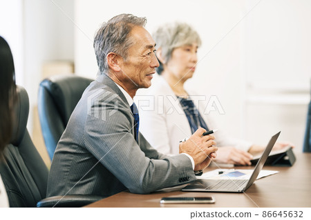 Middle business person having a meeting 86645632