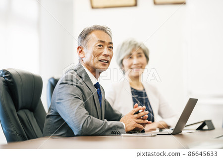 Middle business person having a meeting 86645633