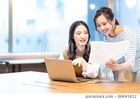 Business person having a meeting Photo cooperation: WEEK Shibadaimon (Sun Frontier Fudousan) Business person having a meeting Photo cooperation: WEEK Shibadaimon (Sun Frontier Fudousan) 86645652