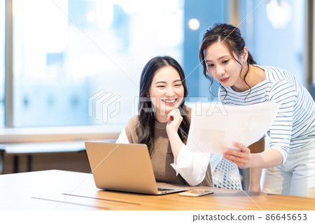 Business person having a meeting Photo cooperation: WEEK Shibadaimon (Sun Frontier Fudousan) 86645653