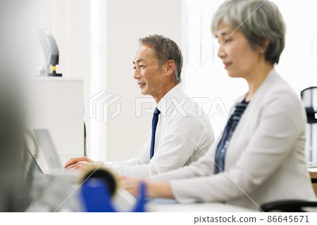 從事文案工作的中老年男女員工 86645671