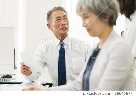 Business person talking to subordinates Business person talking to subordinates 86645674