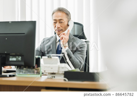 打電話的公司總裁 打電話的公司總裁 86645782