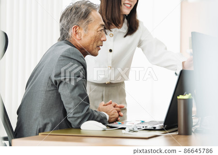 商務人士與下屬協商 86645786