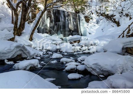 Tsuruzawa不動的瀑佈在冬天 86645800