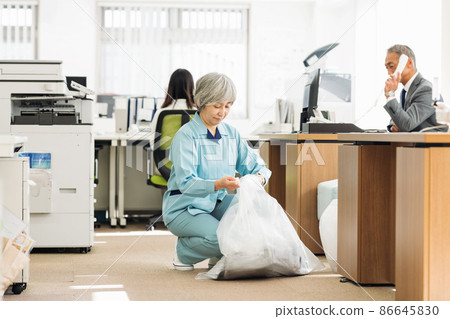一位 50 多歲的女性在辦公室做清潔工作 86645830