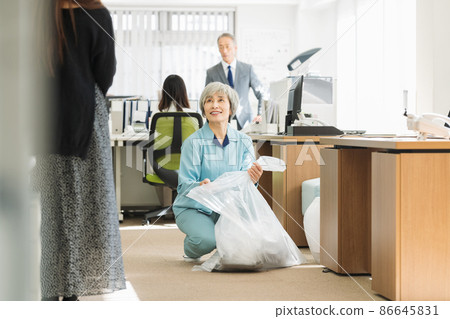 A woman in her 50s doing a cleaning job in the office 86645831